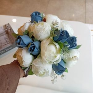 Açik mavi güller ve şakayık gelin buketi Damat Yaka Çiçeği